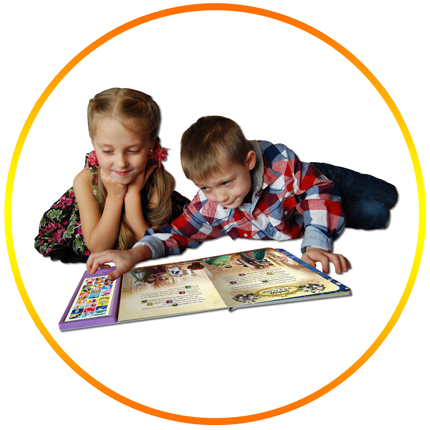 To børn læser Eventyr om Prinsesser, en interaktiv bog med knapper og lyd